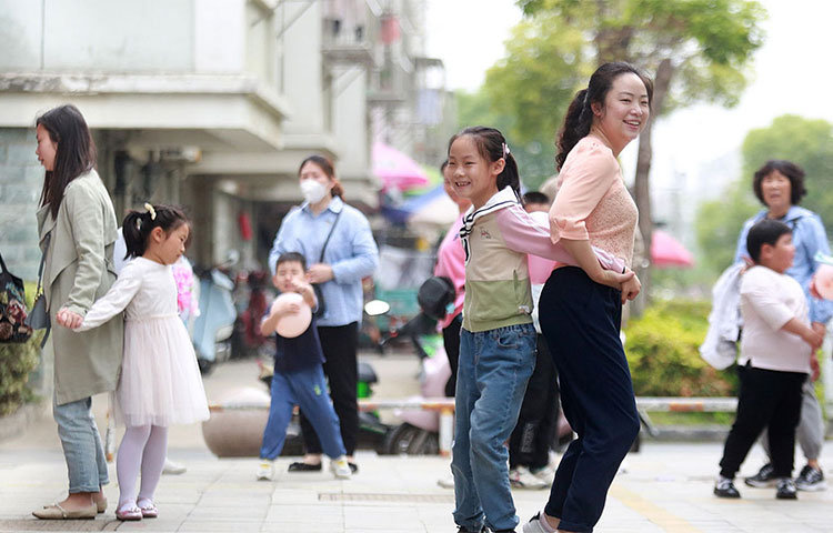 暖场小游戏夹气球跑