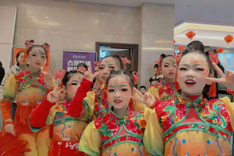 小孩活动化妆