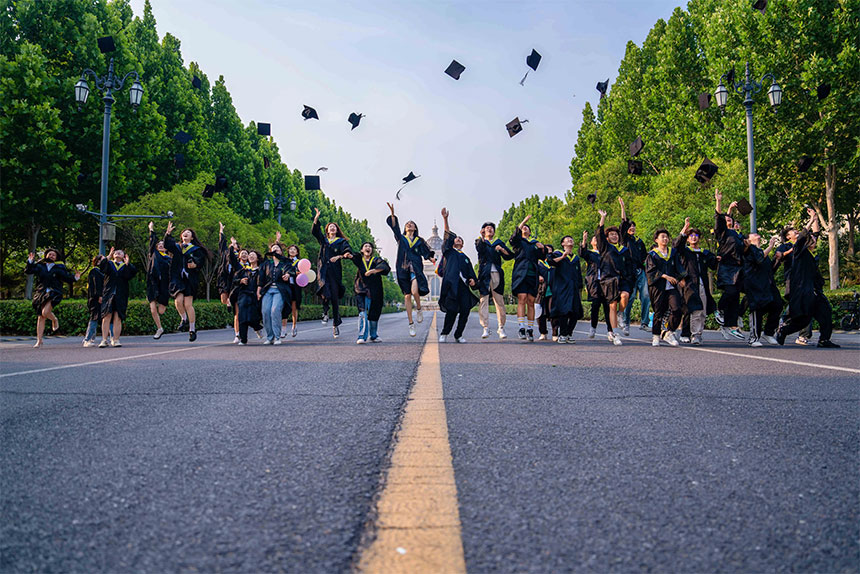 西安某大学管理学院毕业照