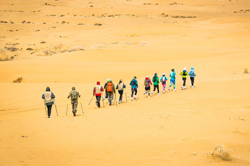 腾格里沙漠徒步线路