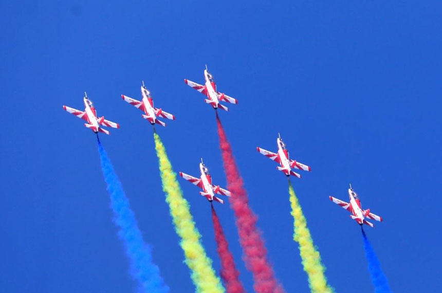 无人机彩烟表演启动仪式